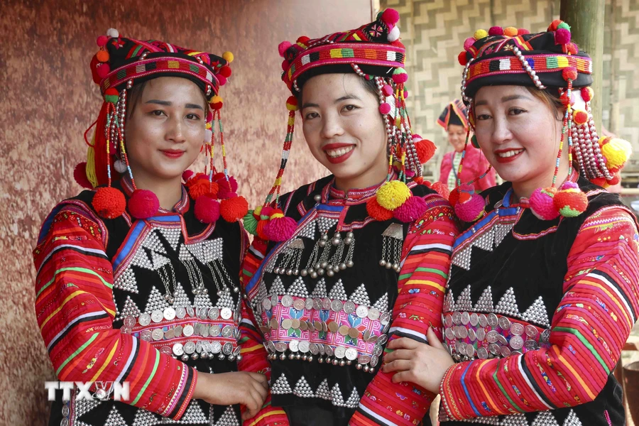 Những thiếu nữ Hà Nhì tại Không gian văn hóa vùng cao huyện Mường Nhé. (Ảnh: Trung Kiên/TTXVN)