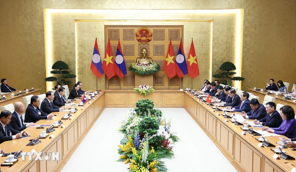 Thủ tướng Phạm Minh Chính làm việc với Thủ tướng Lào Sonexay Siphandone. (Ảnh: Dương Giang/TTXVN)