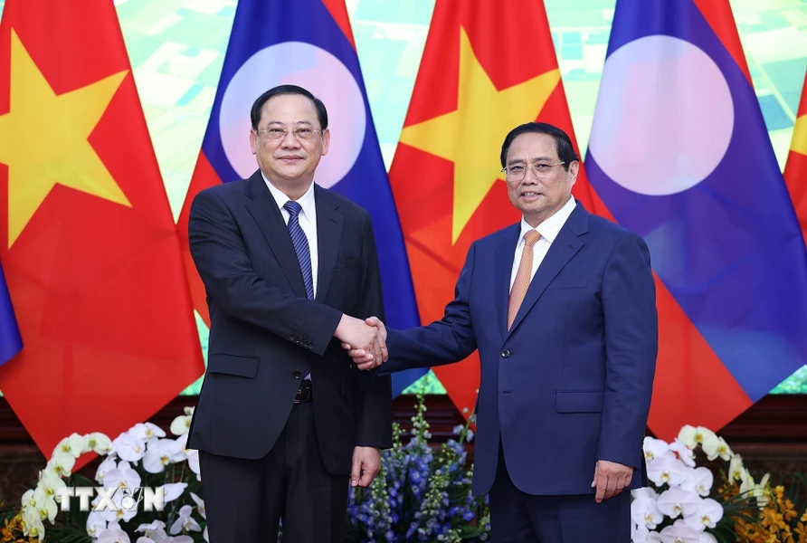 Thủ tướng Phạm Minh Chính đón Thủ tướng Lào Sonexay Siphandone. (Ảnh: Dương Giang/TTXVN)