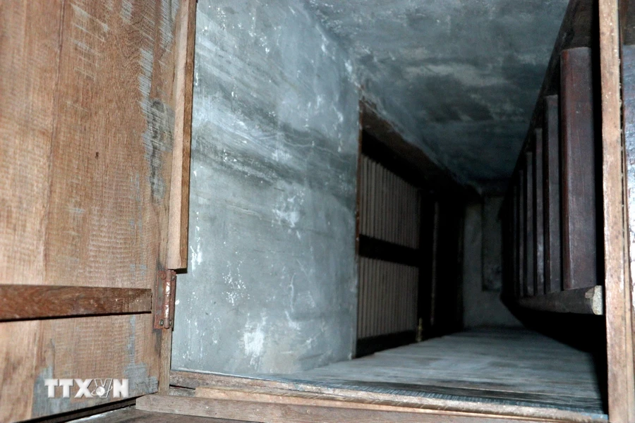 Bên trong căn hầm nổi bí mật thông từ tầng hai xuống tầng một của quán. Hầm dùng làm nơi trú ẩn và thoát ra ngoài khi có động của các chiến sỹ Biệt động Sài Gòn xưa. (Ảnh: Thúy Hằng/TTXVN)