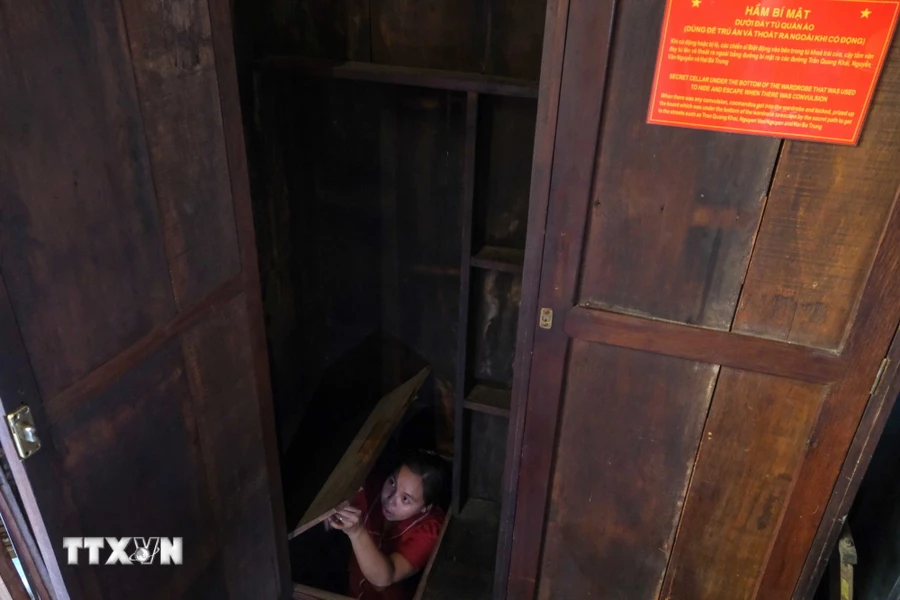 Căn hầm bí mật nằm trong tủ quần áo trên tầng hai của quán. Khi có động, các chiến sỹ biệt động Sài Gòn sẽ chui xuống hầm để thoát ra đường Trần Quang Khải phía sau. (Ảnh: Nhựt An/TTXVN)