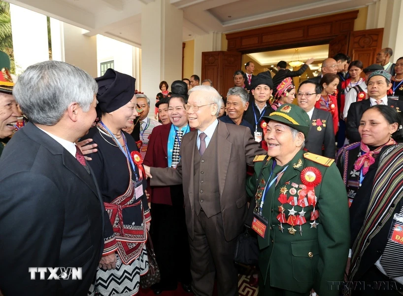 Tổng Bí thư Nguyễn Phú Trọng với đại biểu người có uy tín, nhân sỹ trí thức, doanh nhân dân tộc thiểu số tiêu biểu toàn quốc (Hà Nội, 18/12/2017). (Ảnh: Trí Dũng/TTXVN)