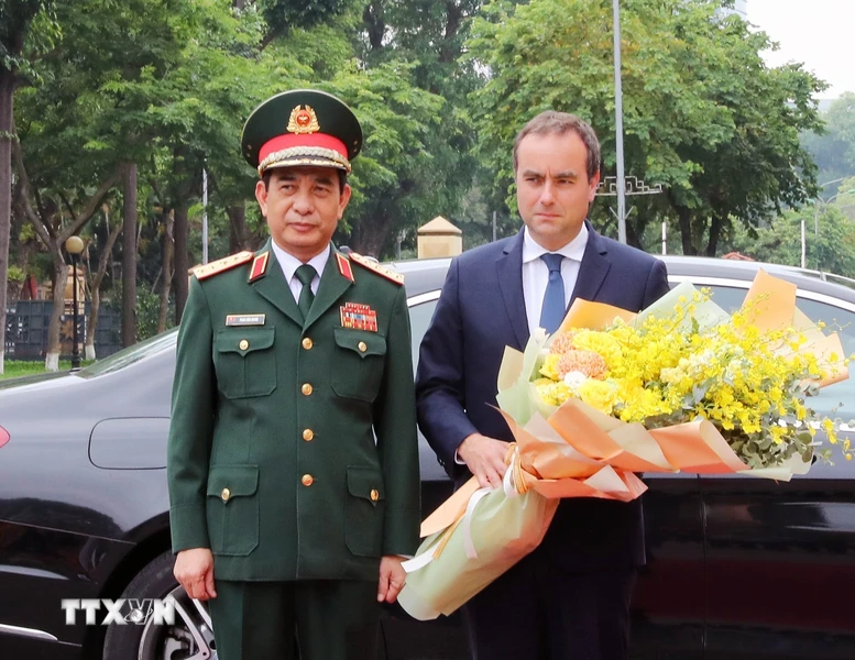 Bộ trưởng Quốc phòng Phan Văn Giang đón Bộ trưởng Quân đội Pháp Sébastien Lecornu. (Ảnh: Trọng Đức/TTXVN)