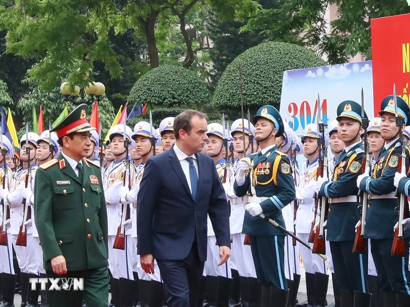 Bộ trưởng Quốc phòng Phan Văn Giang và Bộ trưởng Quân đội Pháp Sébastien Lecornu duyệt Đội danh dự Quân đội Nhân dân Việt Nam tại lễ đón. (Ảnh: Trọng Đức/TTXVN)