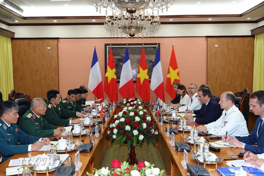 Bộ trưởng Quốc phòng Phan Văn Giang hội đàm với Bộ trưởng Quân đội Pháp Sébastien Lecornu. (Ảnh: Trọng Đức/TTXVN)