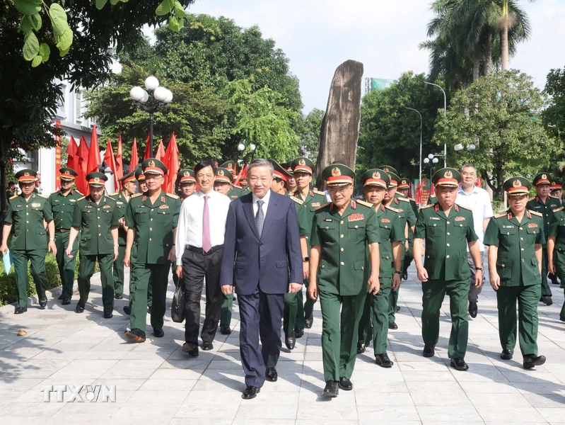 Tổng Bí thư, Chủ tịch nước Tô Lâm đến thăm Tổng cục II, Bộ Quốc phòng. (Ảnh: Trí Dũng/TTXVN)