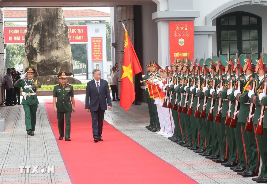 Tổng Bí thư, Chủ tịch nước Tô Lâm duyệt đội danh dự Tổng cục II, Bộ Quốc phòng. (Ảnh: Trí Dũng/TTXVN)