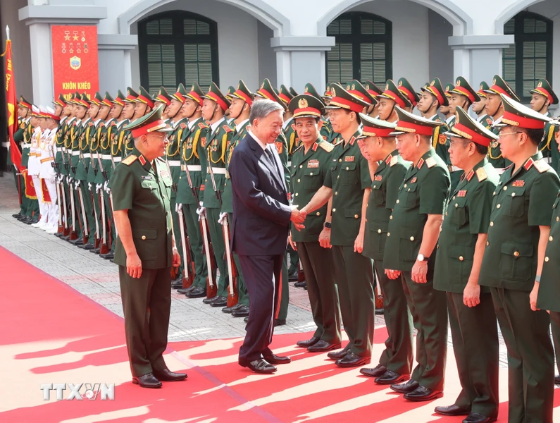 Tổng Bí thư, Chủ tịch nước Tô Lâm với lãnh đạo Bộ Quốc phòng và cán bộ, chỉ huy Tổng cục II. (Ảnh: Trí Dũng/TTXVN)