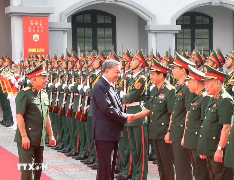 Tổng Bí thư, Chủ tịch nước Tô Lâm với lãnh đạo Bộ Quốc phòng và cán bộ, chỉ huy Tổng cục II. (Ảnh: Trí Dũng/TTXVN)