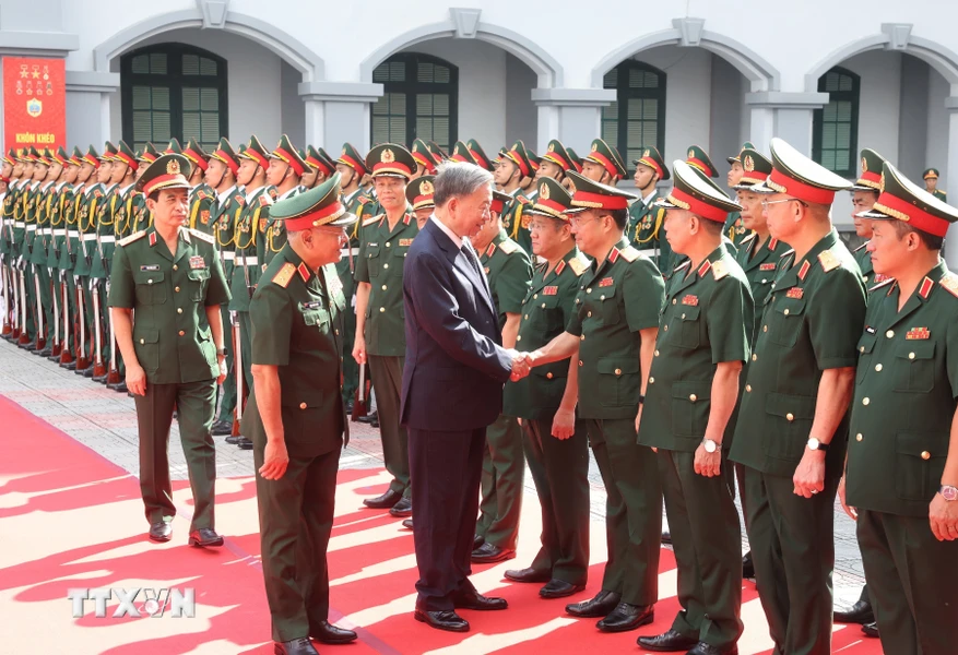 Tổng Bí thư, Chủ tịch nước Tô Lâm với lãnh đạo Bộ Quốc phòng và cán bộ, chỉ huy Tổng cục II. (Ảnh: Trí Dũng/TTXVN)