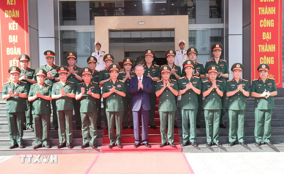 Tổng Bí thư, Chủ tịch nước Tô Lâm, các đồng chí lãnh đạo Bộ Quốc phòng và cán bộ, chỉ huy Tổng cục II chụp ảnh lưu niệm. (Ảnh: Trí Dũng/TTXVN)