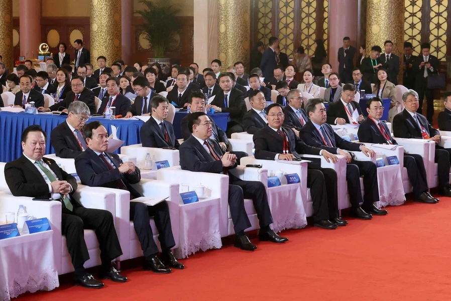 Chủ tịch Quốc hội Vương Đình Huệ và các đại biểu dự toạ đàm. (Ảnh: Nhan Sáng/TTXVN)