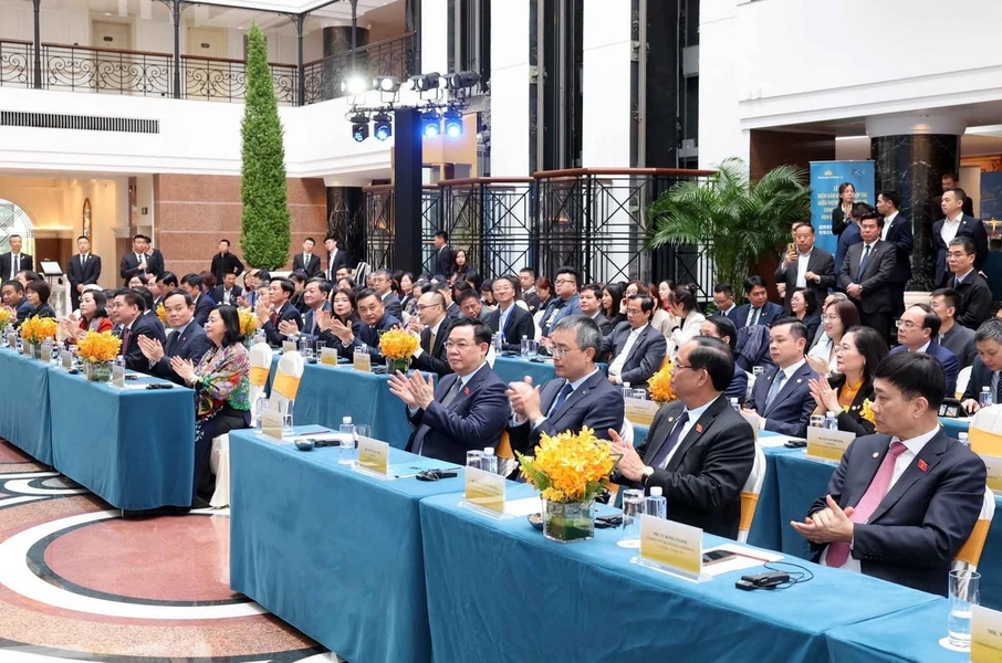 Chủ tịch Quốc hội Vương Đình Huệ và các đại biểu tham dự buổi lễ. (Ảnh: Nhan Sáng/TTXVN)