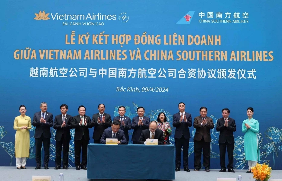 Chủ tịch Quốc hội Vương Đình Huệ chứng kiến lễ ký các văn kiện hợp tác giữa doanh nghiệp Việt Nam và Trung Quốc trong lĩnh vực hàng không và du lịch. (Ảnh: Nhan Sáng/TTXVN)