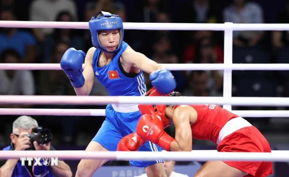 Võ sỹ boxing Hà Thị Linh thực hiện cú phản đòn bằng tay trái. (Ảnh: Hoàng Linh/TTXVN)