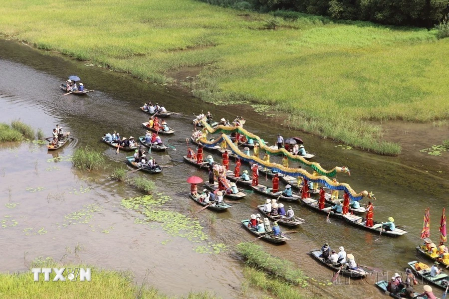 Hoạt động rước thuyền rồng trên sông tại Tuần du lịch Sắc vàng Tam Cốc-Tràng An (Ninh Bình). (Ảnh: Đức Phương/TTXVN)