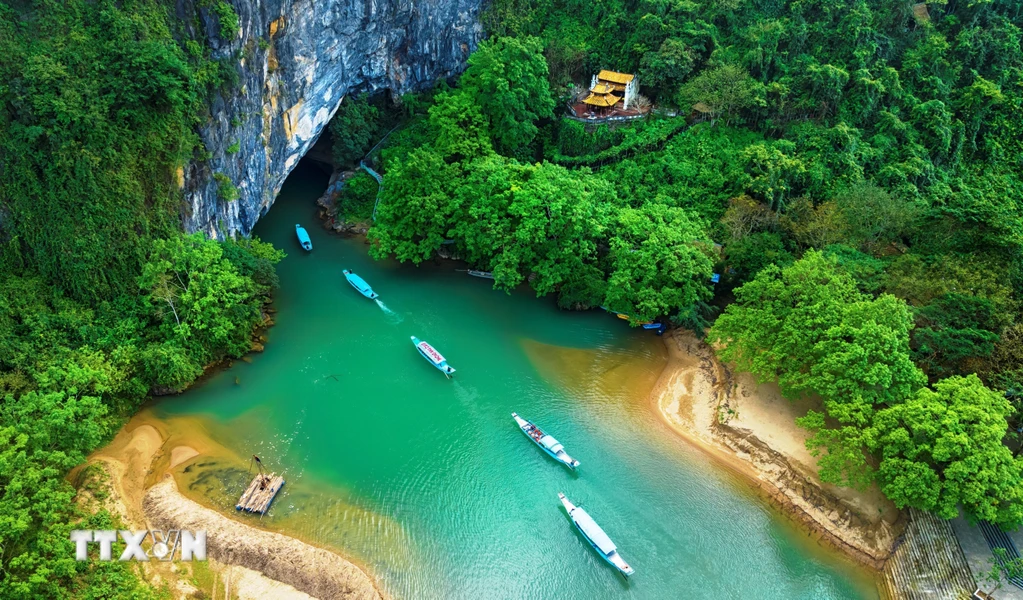 Những chiếc thuyền tại Bến thuyền Du lịch Phong Nha đưa du khách vào tham quan Động Phong Nha. (Ảnh: TTXVN phát)