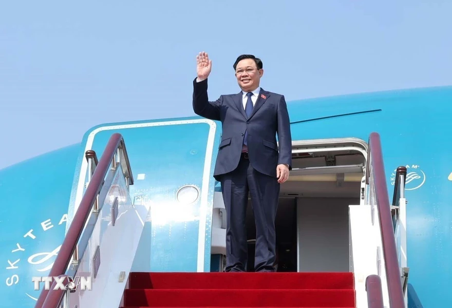 Chủ tịch Quốc hội Vương Đình Huệ đến Sân bay quốc tế Hồng Kiều Thượng Hải. (Ảnh: Nhan Sáng/TTXVN)