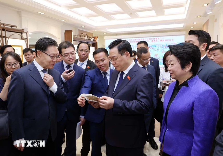 Sáng 10/4/2024, tại thành phố Thượng Hải (Trung Quốc), Chủ tịch Quốc hội Vương Đình Huệ đến thăm Trung tâm lập pháp Hồng Kiều. (Ảnh: Nhan Sáng/TTXVN)