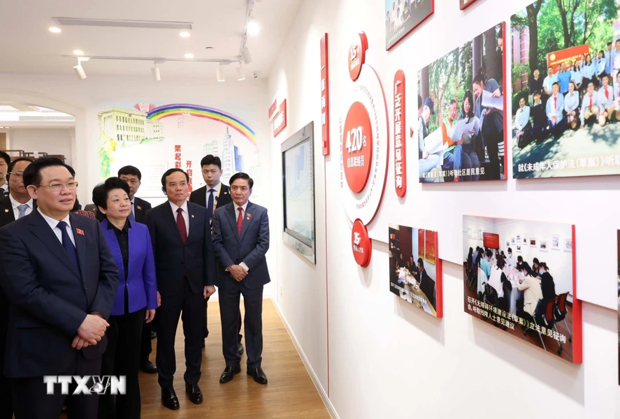 Chủ tịch Quốc hội Vương Đình Huệ đến thăm Trung tâm lập pháp Hồng Kiều. (Ảnh: Nhan Sáng/TTXVN)