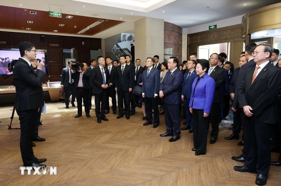 Chủ tịch Quốc hội Vương Đình Huệ đến thăm Trung tâm lập pháp Hồng Kiều. (Ảnh: Nhan Sáng/TTXVN)