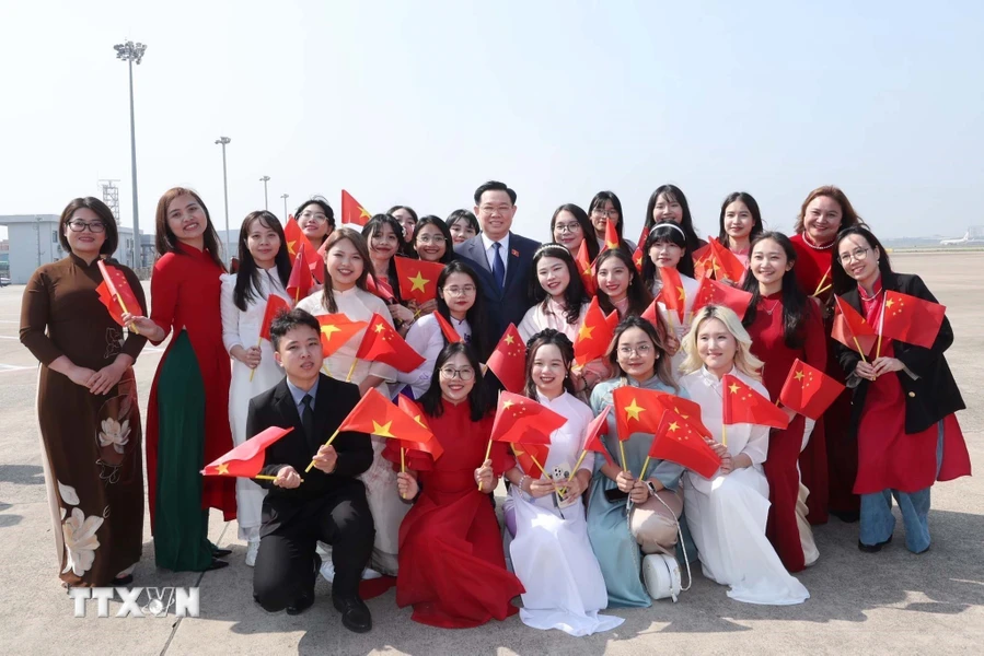 Cán bộ, nhân viên Tổng Lãnh sự quán và đại diện kiều bào ở Thượng Hải đón Chủ tịch Quốc hội Vương Đình Huệ tại Sân bay quốc tế Hồng Kiều Thượng Hải. (Ảnh: Nhan Sáng/TTXVN)