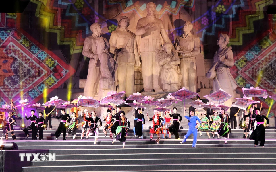 Chương trình nghệ thuật với các tiết mục đặc sắc tại Lễ khai mạc năm du lịch tỉnh Tuyên Quang năm 2024. (Ảnh: Quang Cường/TTXVN)