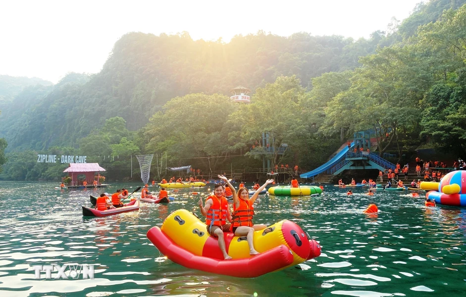 Các điểm tham quan du lịch sinh thái, thiên nhiên tại Quảng Bình trở thành những điểm đến lý tưởng, thu hút số lượng lớn khách du lịch trong dịp nghỉ lễ. (Ảnh: TTXVN)