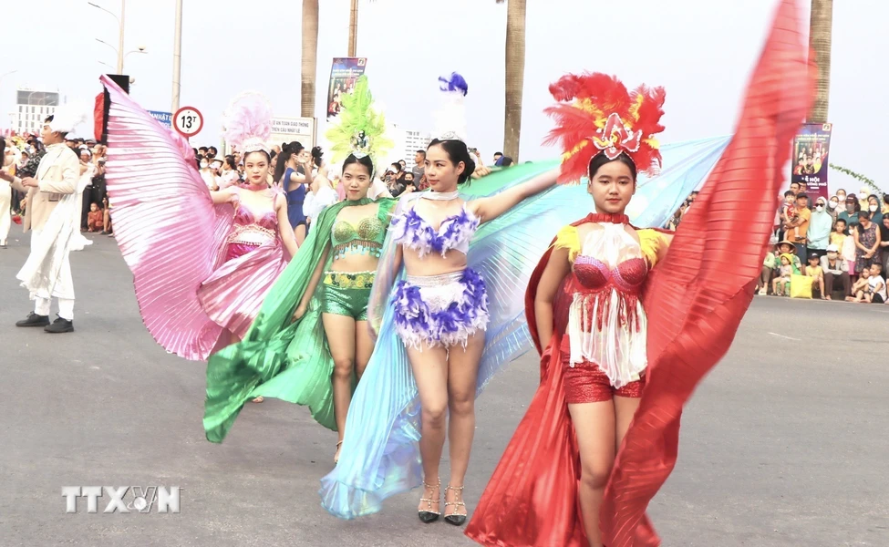 Rực rỡ sắc màu tại Lễ hội đường phố Đồng Hới năm 2024 thu hút khách du lịch dịp nghỉ lễ. (Ảnh: Võ Dung/ TTXVN)