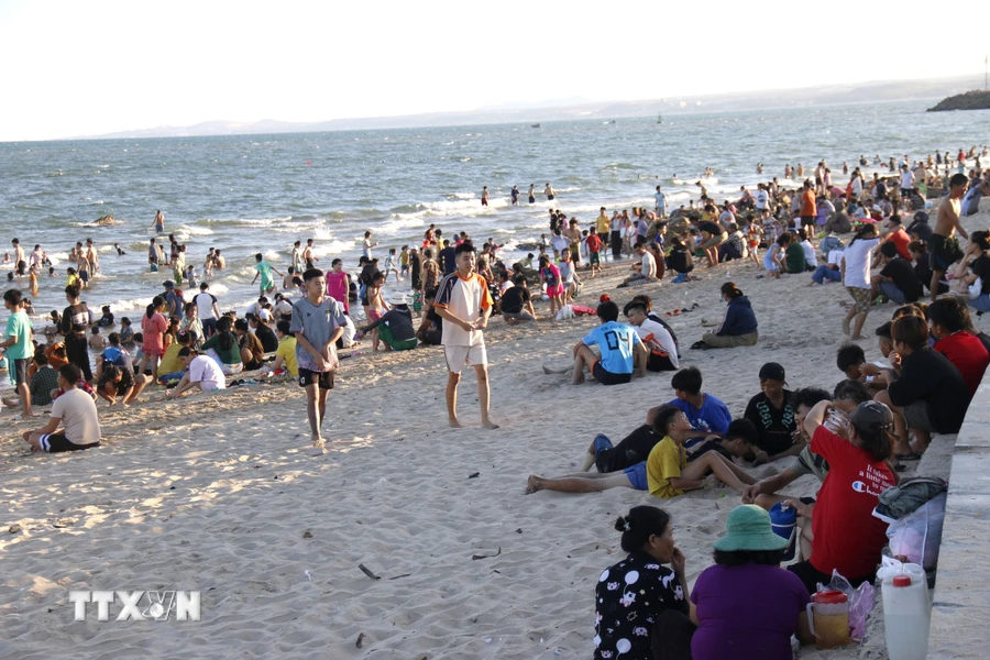 Bãi biển Đồi Dương, thành phố Phan Thiết (Bình Thuận) đông nghịt du khách tắm biển trong ngày nghỉ lễ. (Ảnh: Nguyễn Thanh/TTXVN)
