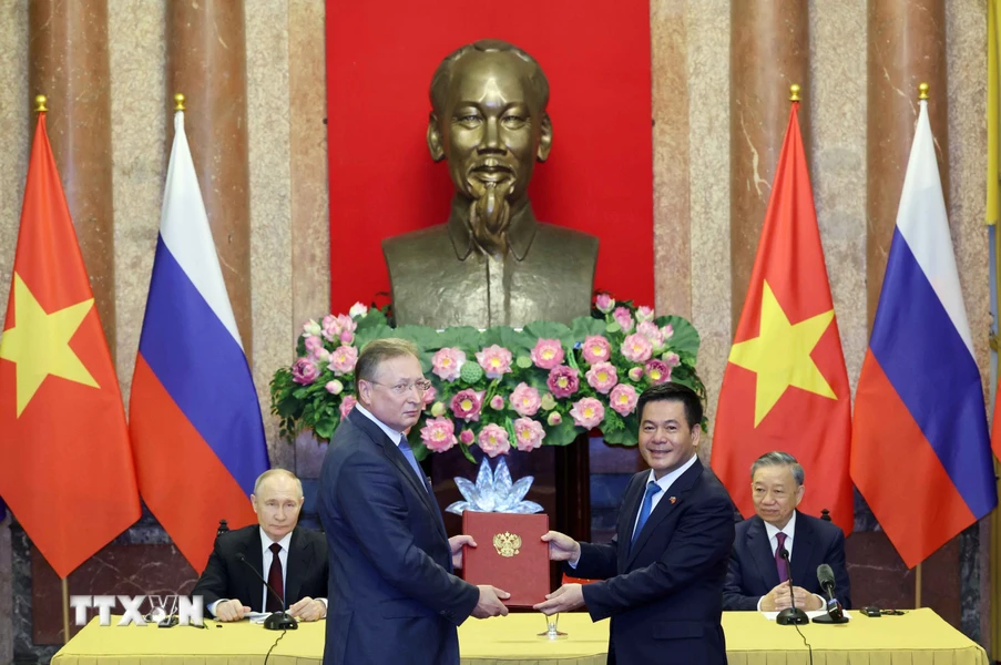 Chủ tịch nước Tô Lâm và Tổng thống Liên bang Nga Vladimir Putin chứng kiến trao các văn kiện đã ký kết giữa hai nước. (Ảnh: Nhan Sáng/TTXVN)
