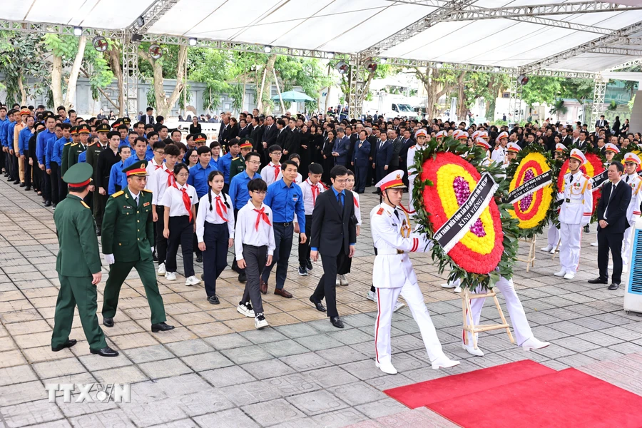 Đoàn Thanh niên Cộng sản Hồ Chí Minh và Tuổi trẻ Việt Nam viếng Tổng Bí thư Nguyễn Phú Trọng. (Ảnh: TTXVN)