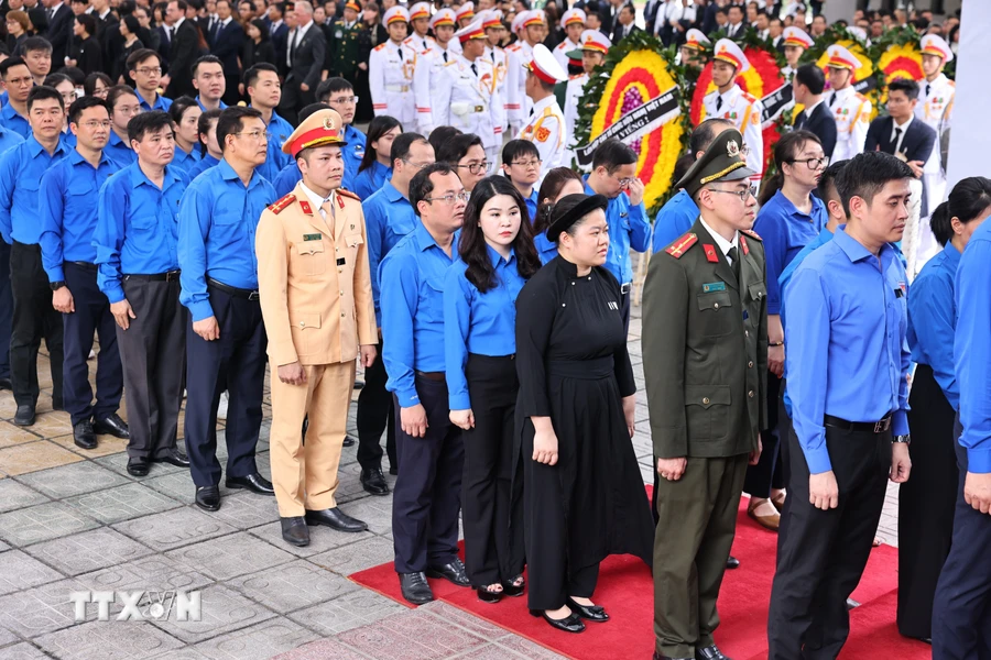 Đoàn Thanh niên Cộng sản Hồ Chí Minh và Tuổi trẻ Việt Nam viếng Tổng Bí thư Nguyễn Phú Trọng. (Ảnh: TTXVN)