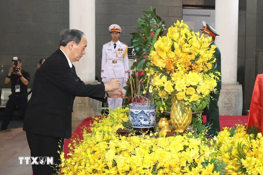 Đoàn Nhật Bản do Nguyên Thủ tướng Suga Yoshihide, đặc phái viên của Thủ tướng Kishida Fumio viếng Tổng Bí thư Nguyễn Phú Trọng. (Ảnh: TTXVN)