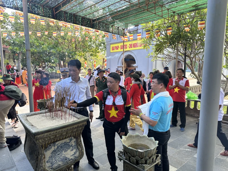 Các thành viên trong Đoàn công tác tác số 21 thắp hương, làm lễ tại Chùa Trường Sa. (Ảnh: PV/Vietnam+)