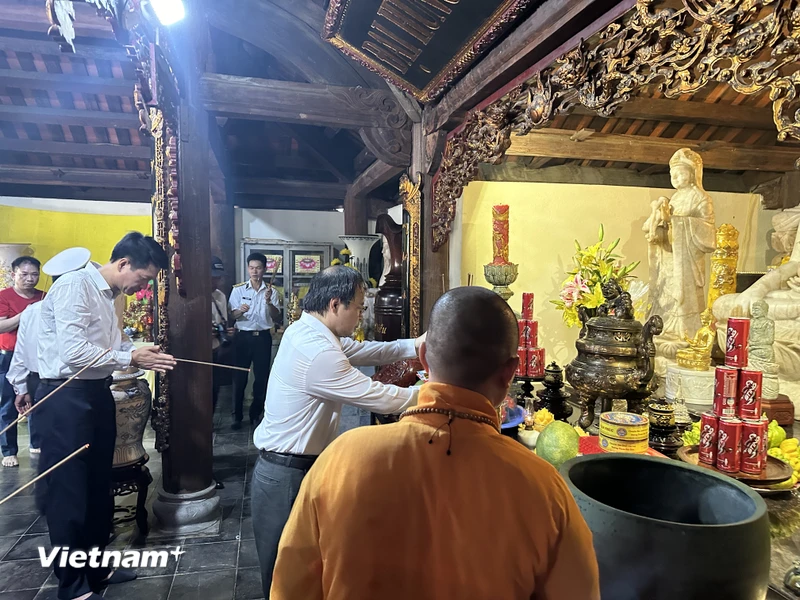 Lãnh đạo của Đoàn công tác số 21 đi thăm Quần đảo Trường Sa và Nhà giàn DK1, thắp hương tại Chùa Trường Sa trong Ngày lễ Phật Đản 15/4 (âm lịch). (Ảnh: PV/Vietnam+)