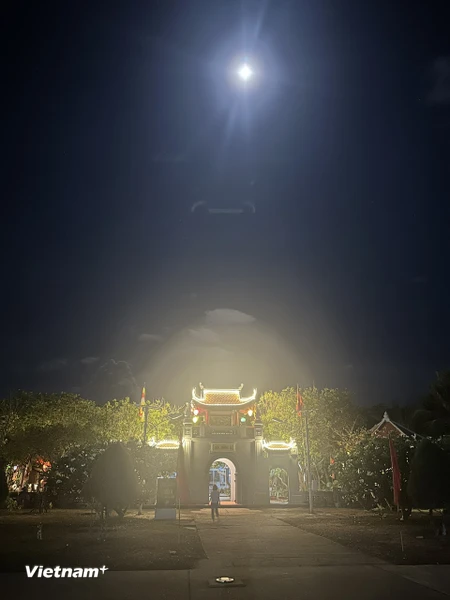 Quang cảnh Chùa Trường Sa về đêm rằm tháng tư. (Ảnh: PV/Vietnam+)