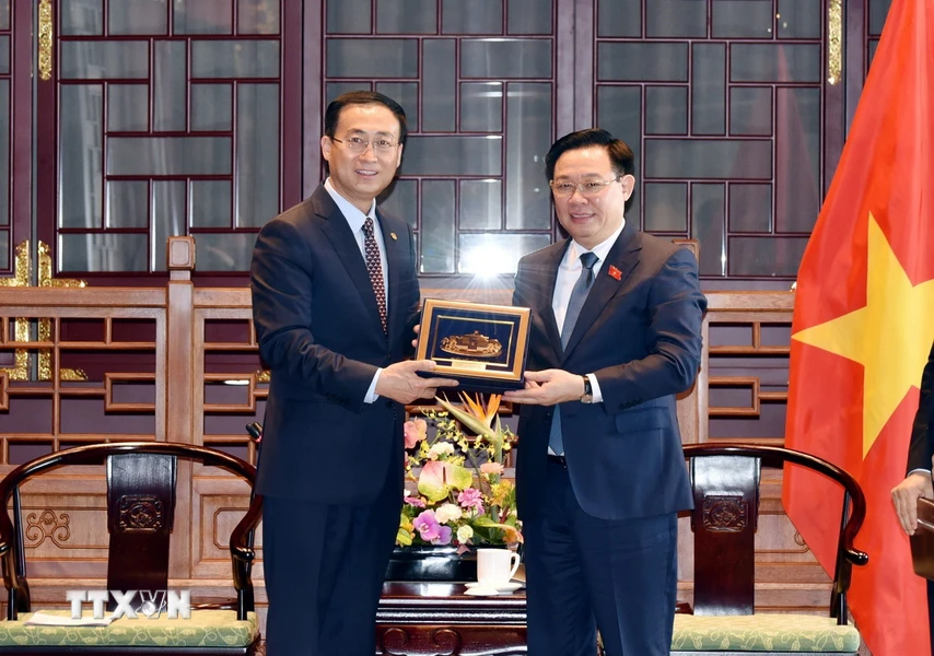 Chủ tịch Quốc hội Vương Đình Huệ trao tặng quà lưu niệm cho lãnh đạo Tập đoàn Energy China. (Ảnh: Thành Dương/TTXVN)