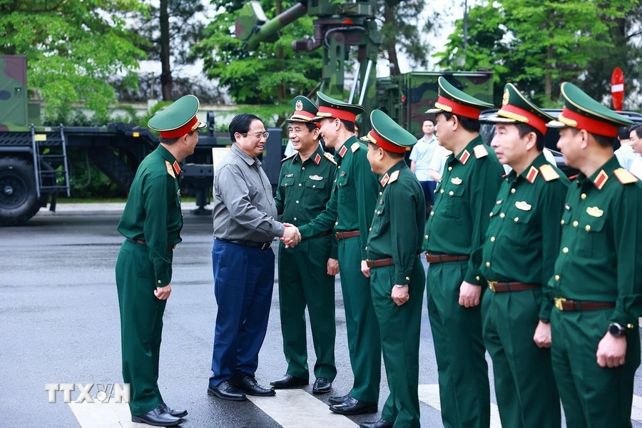 Thủ tướng Phạm Minh Chính thăm và làm việc với Tập đoàn Công nghiệp-Viễn thông Quân đội (Viettel). (Ảnh: Dương Giang/TTXVN)