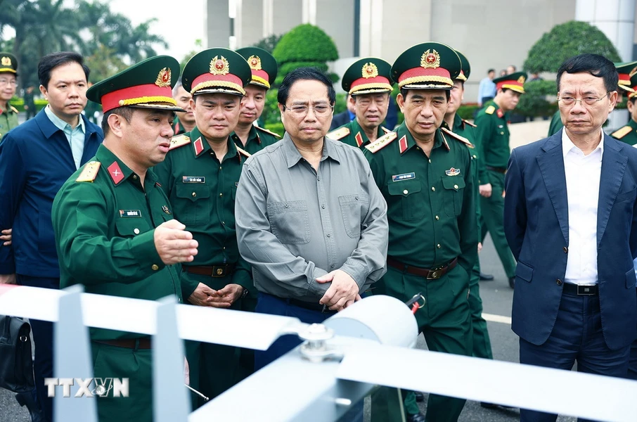 Thủ tướng Phạm Minh Chính và các đại biểu nghe giới thiệu về sản phẩm công nghệ cao của Tập đoàn Viettel. (Ảnh: Dương Giang/TTXVN)