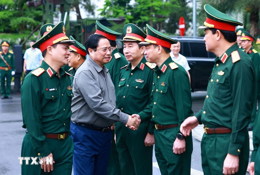 Thủ tướng Phạm Minh Chính và lãnh đạo Tập đoàn Công nghiệp-Viễn thông Quân đội (Viettel). (Ảnh: Dương Giang/TTXVN)