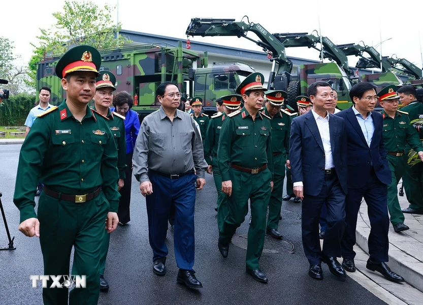Thủ tướng Phạm Minh Chính tham quan trưng bày sản phẩm công nghệ cao của Tập đoàn Viettel. (Ảnh: Dương Giang/TTXVN)