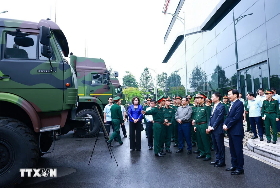 Thủ tướng Phạm Minh Chính nghe giới thiệu về các sản phẩm công nghệ cao của Tập đoàn Viettel. (Ảnh: Dương Giang/TTXVN)