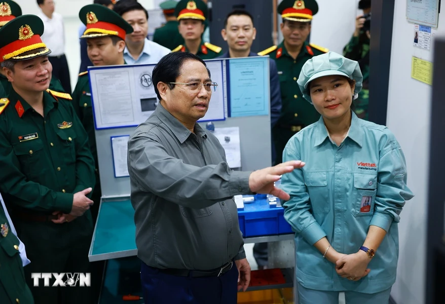 Thủ tướng Phạm Minh Chính tham quan xưởng sản xuất sản phẩm cơ khí công nghệ cao của Tập đoàn Viettel. (Ảnh: Dương Giang/TTXVN)