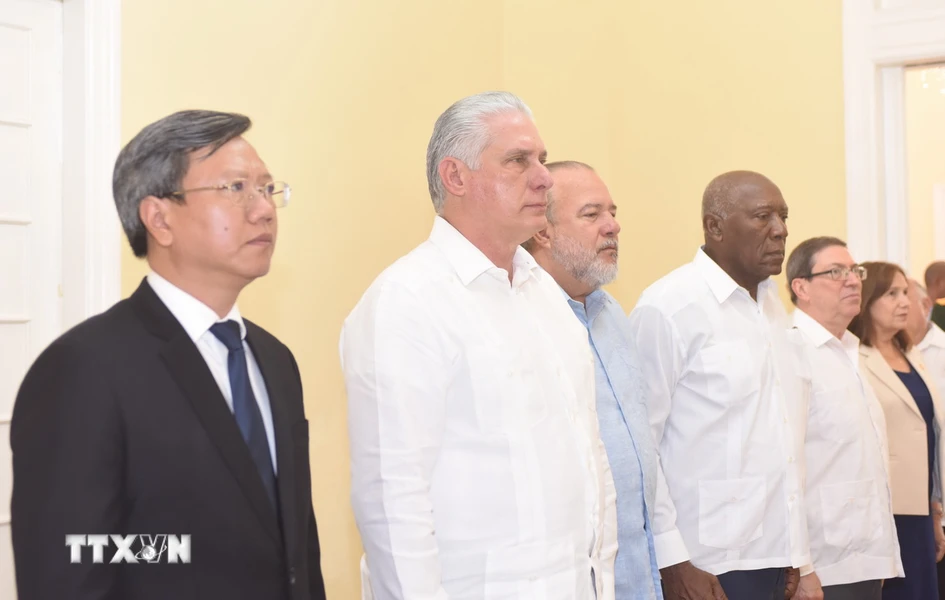 Bí thư thứ Nhất Ban Chấp hành Trung ương Đảng, Chủ tịch Cuba Miguel Díaz-Canel Bermúdez (thứ hai từ trái sang) và các Ủy viên Bộ Chính trị, Thủ tướng Manuel Marrero Cruz, Phó Chủ tịch Quốc hội Ana María Mari Machado, Ủy viên Bộ Chính trị, Bộ trưởng Ngoại giao Bruno Rodríguez Parilla và Đại sứ Việt Nam Lê Quang Long (Ngoài cùng bên trái) viếng Tổng Bí thư Nguyễn Phú Trọng. (Ảnh: Việt Hùng/TTXVN)