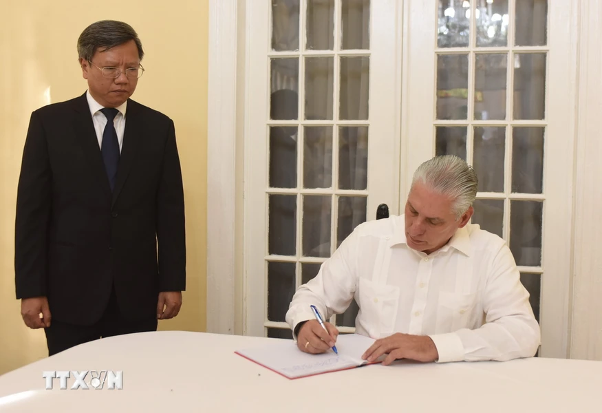 Bí thư thứ Nhất Ban Chấp hành Trung ương Đảng, Chủ tịch Cuba Miguel Díaz-Canel Bermúdez ghi sổ tang. (Ảnh: Việt Hùng/TTXVN)