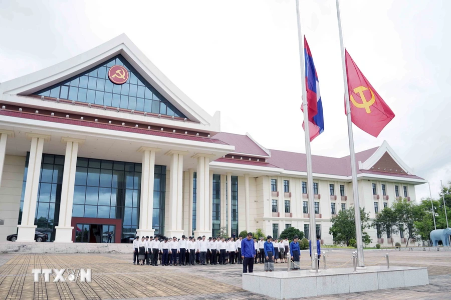 Lễ treo cờ rủ tại Văn phòng Trung ương Đảng Nhân dân Cách mạng Lào. (Ảnh: Đỗ Bá Thành/TTXVN)