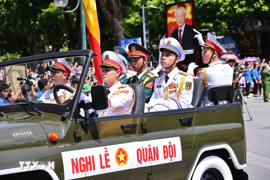 Đoàn xe nghi lễ đưa linh cữu Tổng Bí thư Nguyễn Phú Trọng từ Nhà tang lễ Quốc gia số 5 Trần Thánh Tông về Nghĩa trang Mai Dịch. (Ảnh: TTXVN)