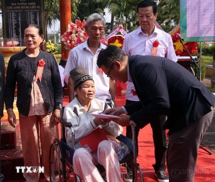 Đại diện Trường Đại học Đông Á thăm hỏi, tặng quà tri ân gia đình các Liệt sỹ trong lễ kỷ niệm 35 năm ngày 64 chiến sỹ Hải quân Nhân dân Việt Nam hy sinh tại đảo Gạc Ma, năm 2023. (Ảnh: Trần Lê Lâm/TTXVN)