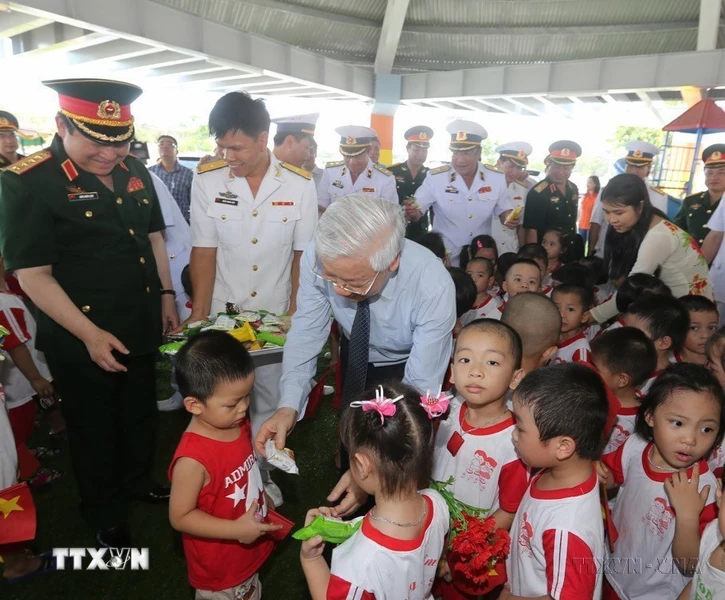 Tổng Bí thư Nguyễn Phú Trọng thăm, tặng quà giáo viên và học sinh Trường mầm non Trường Sa năm 2016. (Ảnh: Trí Dũng/TTXVN)